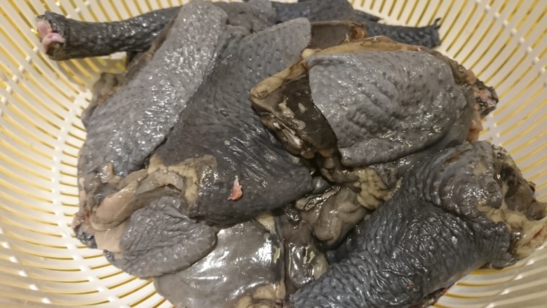 霸王別姬,剁好適當大小,雞翅、雞腿、雞胸、頭尾、脖子,肚子內部雞架子上的瘀血要掏乾淨,尾部的脂肪剝掉,脖子皮拉掉。