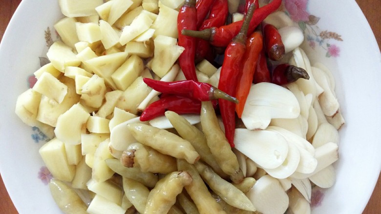 泡椒海带,把<a style='color:red;display:inline-block;' href='/shicai/ 703'>泡椒</a>、蒜片、姜、红椒倒入凉透的汁水里