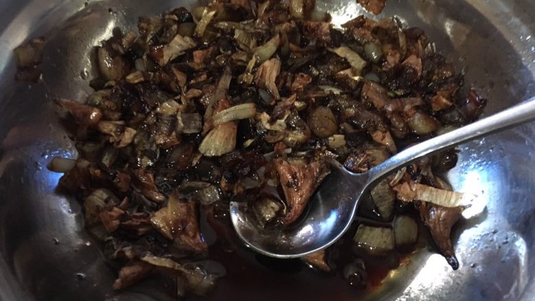 婷子清汤面,葱头油,爆炒,加酱油,或者其他调味料哈,总之能香香的就好,也别太杂了!
