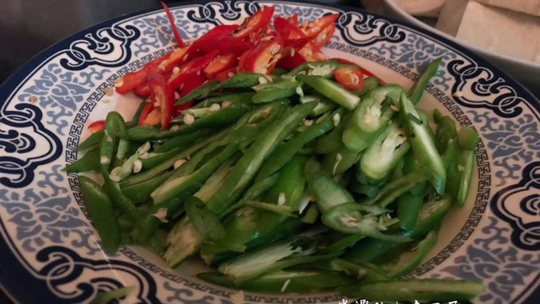 【青石居私房菜】之土匪鱼头,青椒、小米辣切片待用