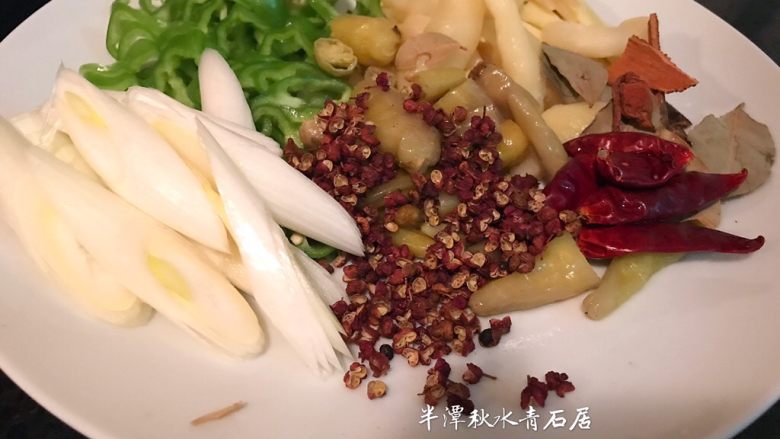 【青石居私房菜】之土匪鱼头,佐料切好
