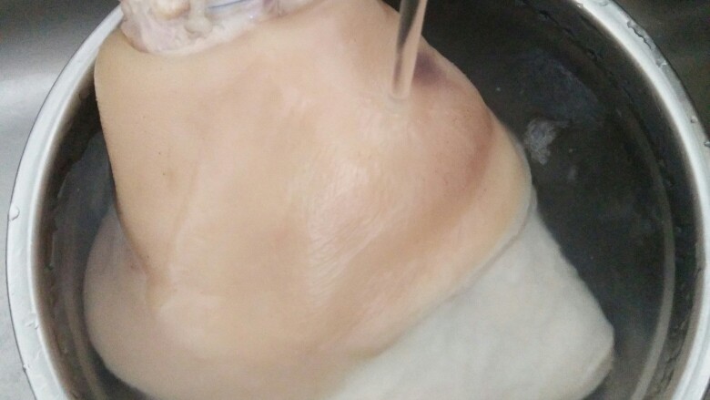 无肉不欢+东北家常红烧肘子,将肘子捞出,放入盆中用清水冲洗一下,可去除多余的油脂和血沫。