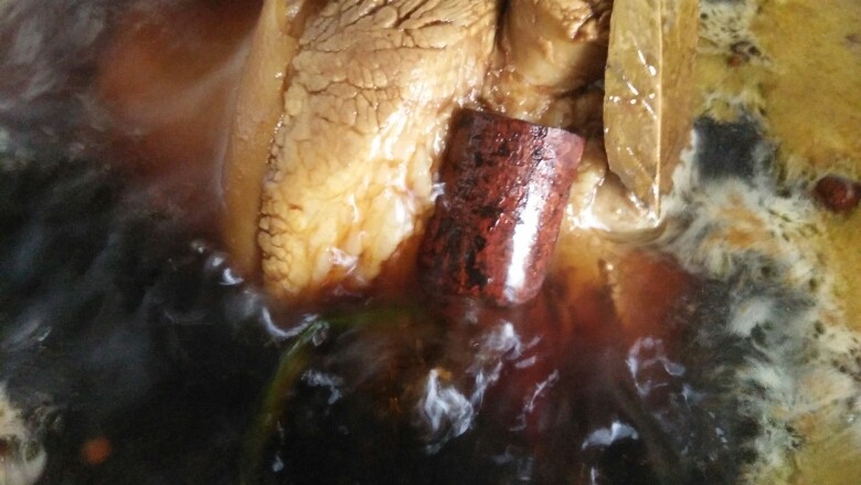 无肉不欢+东北家常红烧肘子,再加入最好能没过肘子的开水,大火煮开。