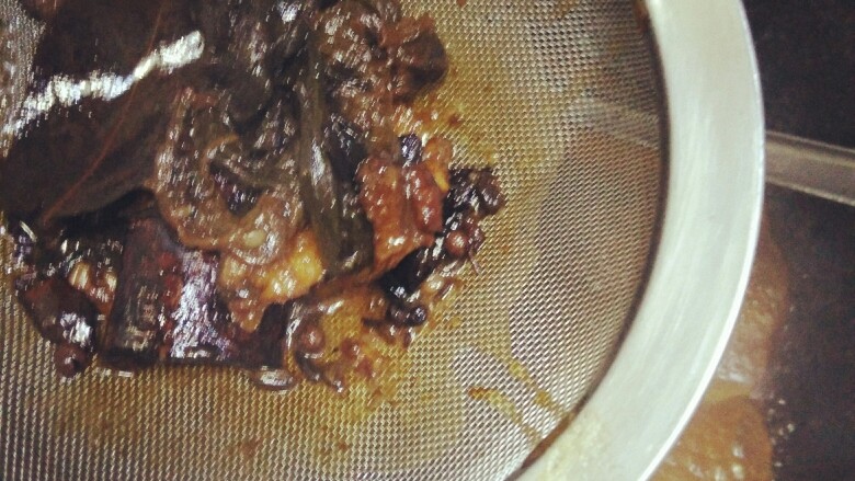 无肉不欢+东北家常红烧肘子,将汤汁里的调料全部捞出,废弃。