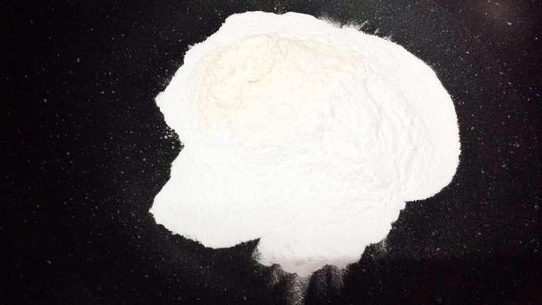 金华火腿伍仁馅,中火热锅,锅热后转小火
放入糯米粉和中筋粉