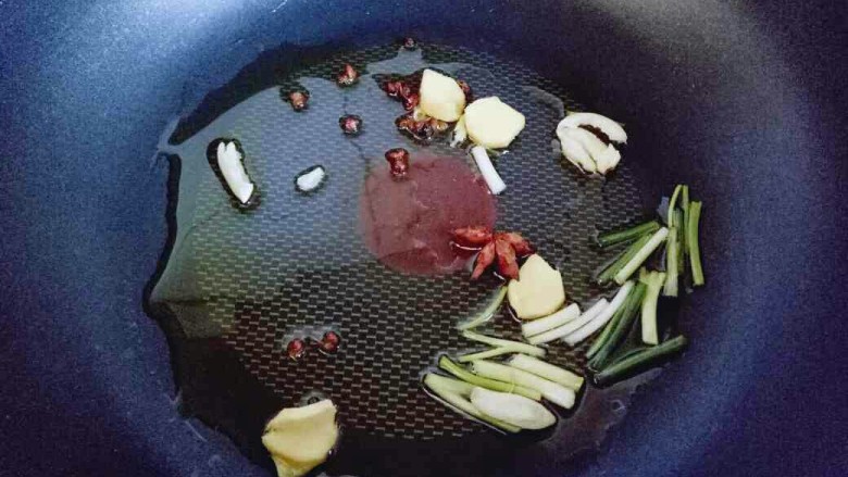 #无肉不欢#家常红烧小鲈鱼,平底不粘锅中加入油,加入香料炒香。