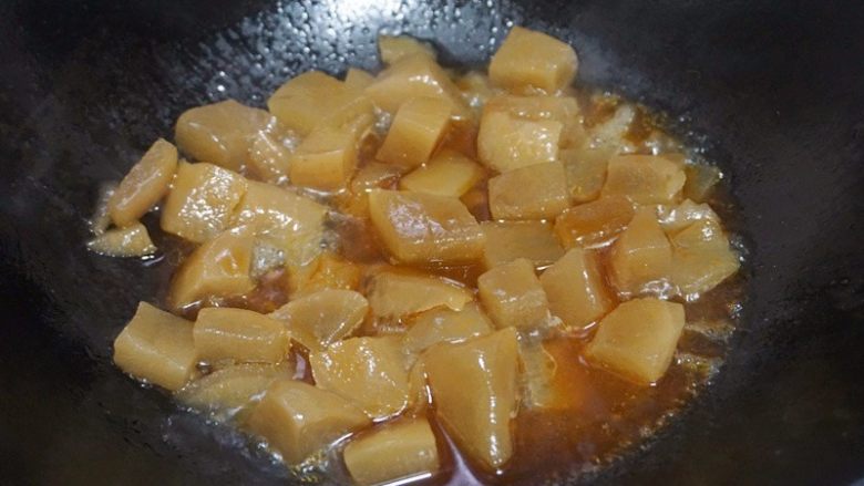 酸萝卜鸭掌汤,5.酸萝卜切成小块,锅内倒适量油,把酸萝卜下入锅中翻炒
叨叨叨:酸萝卜在腌制过程中难免带有亚硝酸盐,为了减低亚硝酸盐的含量,食用前建议大家用