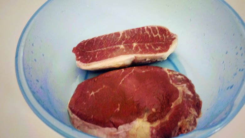 红烧牛肉炖土豆,<a style='color:red;display:inline-block;' href='/shicai/ 216'>牛肉</a>解冻。