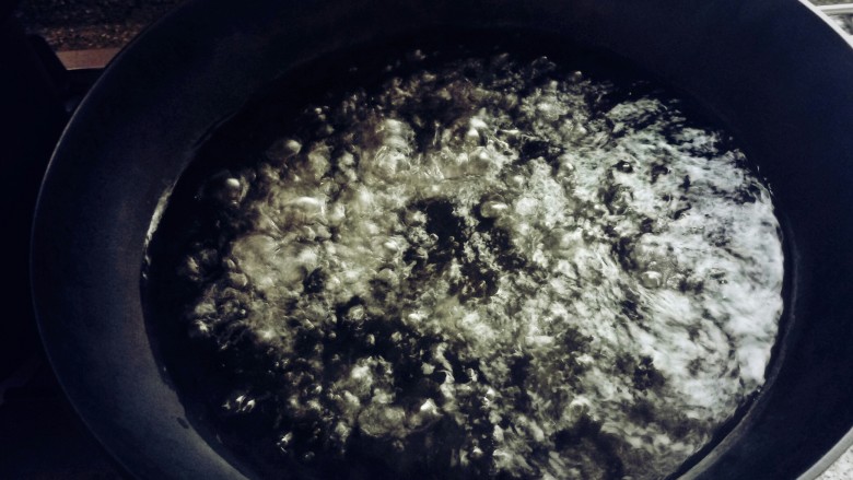 红烧牛肉炖土豆,锅里放半锅水烧开放入牛肉,锅开马上捞出来,