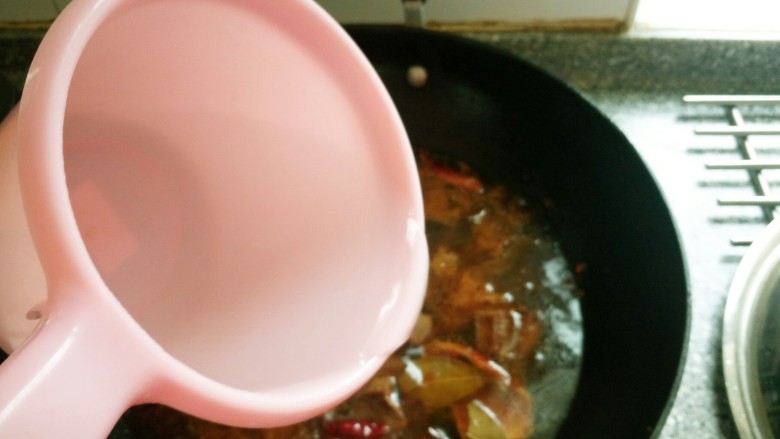 红烧牛肉炖土豆,一次性加够水,