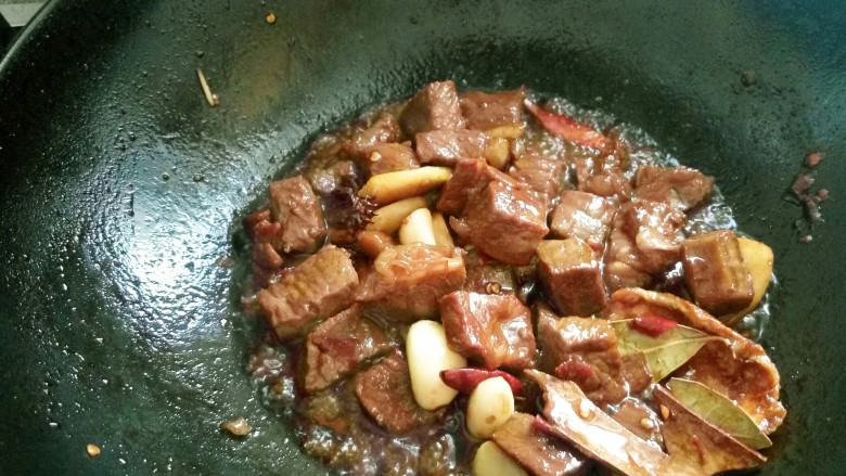红烧牛肉炖土豆,在一勺<a style='color:red;display:inline-block;' href='/shicai/ 900'>白酒</a>。