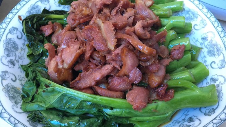 婷子芥兰背肉,炒肉后盛起待用