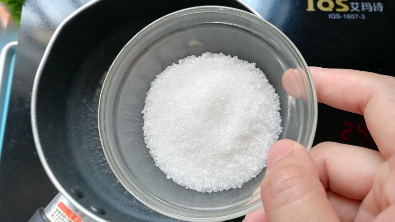 火龙果馅-果冻月饼,水底开始冒小气泡的时候,倒入细砂糖搅拌至融化