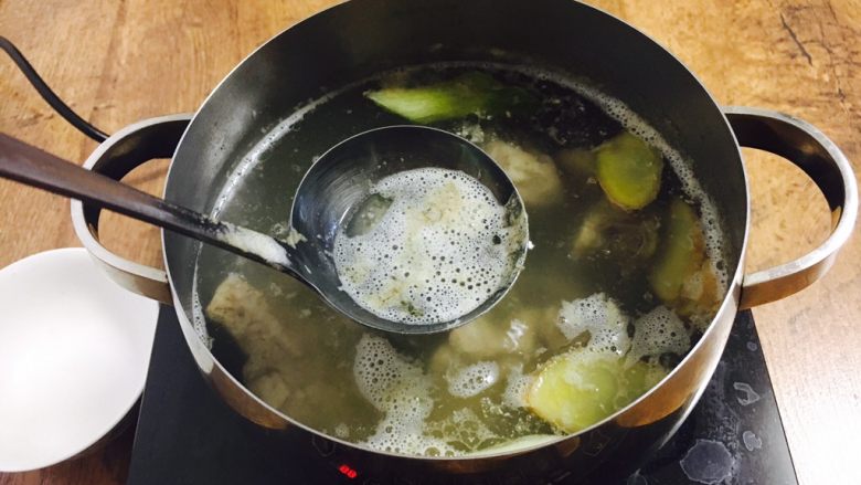 #咸食# 田七大枣煲猪骨汤,大火煮开以后用勺撇去浮末