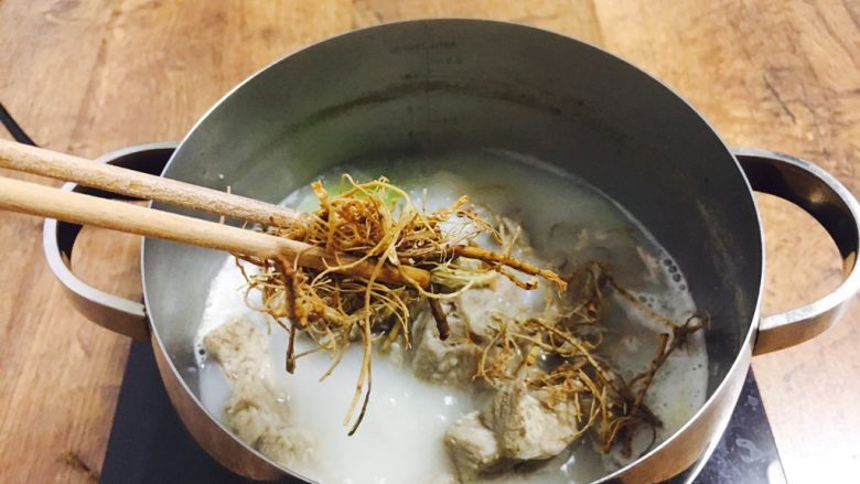 #咸食# 田七大枣煲猪骨汤,放入田七,煮开后,改小火煮20分钟左右。