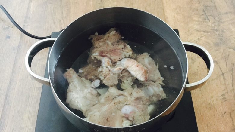 #咸食# 田七大枣煲猪骨汤,锅里放入焯过水的猪骨,再倒入提前煮好的开水。
