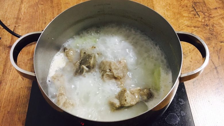 #咸食# 田七大枣煲猪骨汤,大火煮约10分钟,汤色变白。