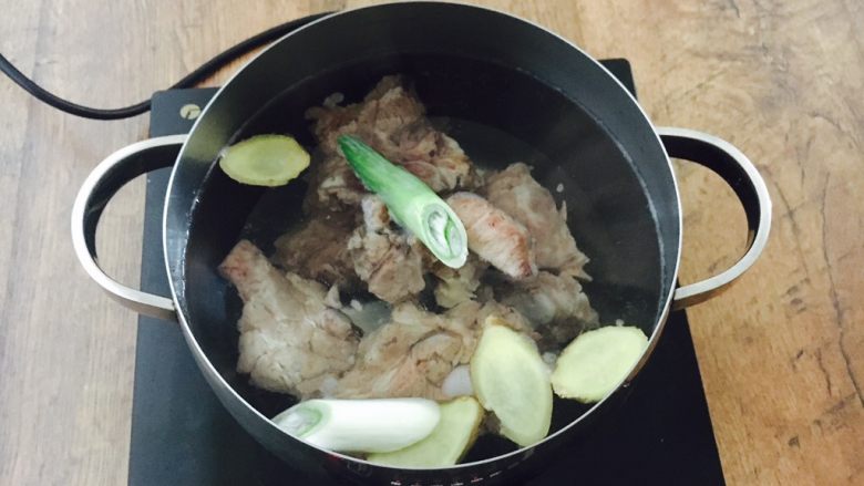 #咸食# 田七大枣煲猪骨汤,放入葱和姜