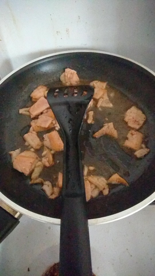 奶油鱼子酱意大利面,等鱼肉完全熟了之后,锅中的温度也逐渐提高,鱼肉可能会散发出一些腥味。这时候只要先关火,趁热在锅中烹入一些<a style='color:red;display:inline-block;' href='/shicai/ 902'>白兰地</a>酒就可以去腥并提供非常香的味道。
注意<a style='color:red;display:inline-block;' href='/shicai/ 902'>白兰地</a>是烈酒,如果不提前关一下火会有油锅起火的危险。