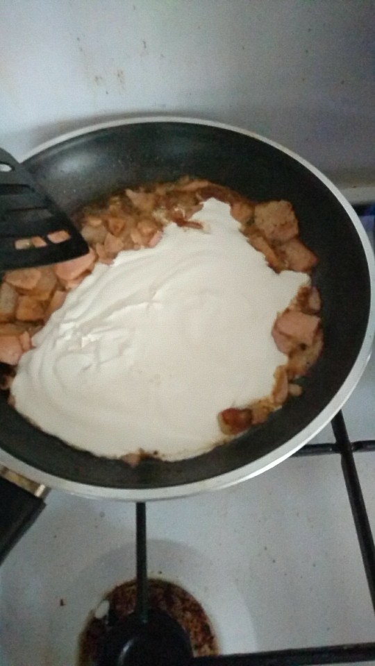 奶油鱼子酱意大利面,等锅中不再冒油烟就可以再次开火,并加入<a style='color:red;display:inline-block;' href='/shicai/ 8197'>淡奶油</a>了,<a style='color:red;display:inline-block;' href='/shicai/ 8197'>淡奶油</a>是专门做菜用的没有甜味的奶油。这时候要保持最小火,搅拌奶油,奶油就会因为受热而稀释,继续加热又会因为失水而逐渐变稠,如果不小心煮太干了可以少兑一些牛奶来稀释。