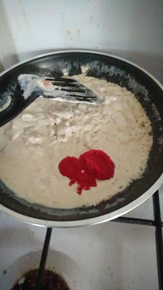 奶油鱼子酱意大利面,奶油熬到合适的粘稠度就可以关火了,趁热加入鱼子,搅拌均匀。图中是略干的(光顾着照相了)。鱼子和三文鱼都是咸的,所以整个酱汁不需要额外加盐。