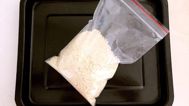 面包糠,用密封袋装好备用,用之前可以加一点花椒粉和鸡精味道更好