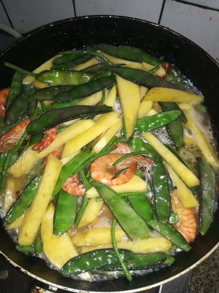 虾酱扁豆角土豆,锅里加适量的水,盖上锅盖,中火焖5分钟。