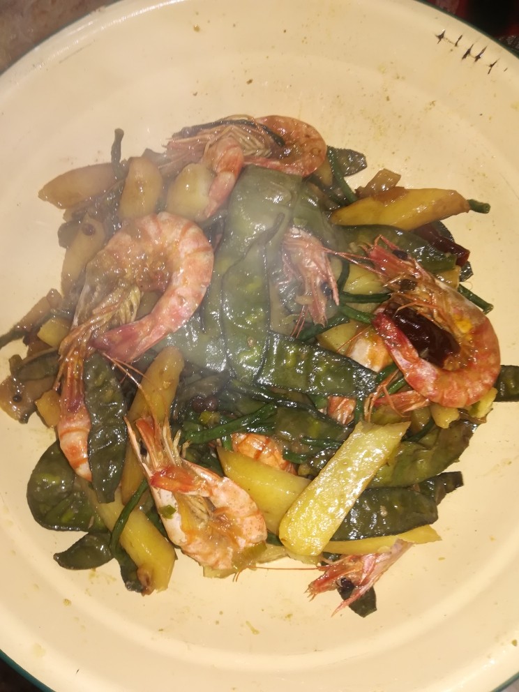 虾酱扁豆角土豆,土豆炖烂,大火收汁,起锅。。