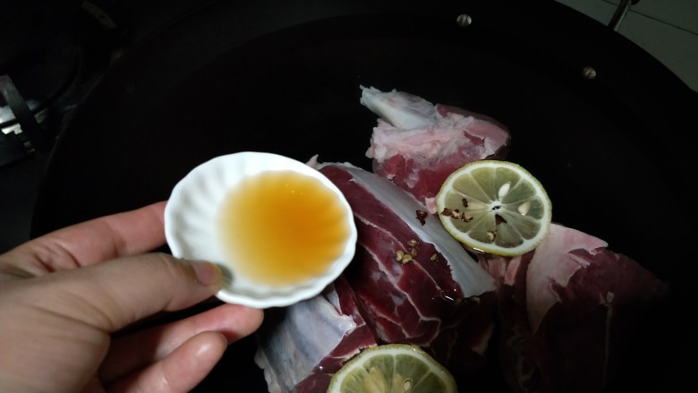 一碗让舌尖跳舞的鲜椒牛肉面,放柠檬片,花椒,料酒