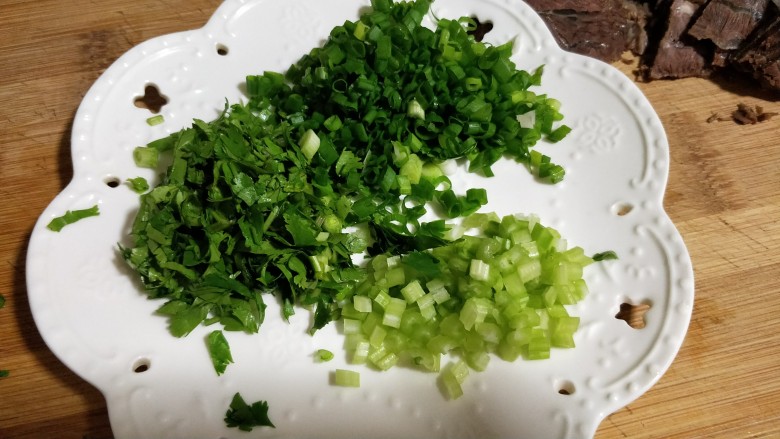 一碗让舌尖跳舞的鲜椒牛肉面,葱,香菜,芹菜切末
