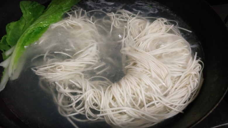 一碗让舌尖跳舞的鲜椒牛肉面,另起锅烧水,宽水煮面条,放点<a style='color:red;display:inline-block;' href='/shicai/ 7607'>小青菜</a>
