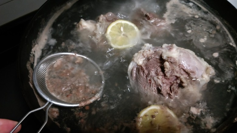 一碗让舌尖跳舞的鲜椒牛肉面,煮开后撇去浮沫,再煮5分钟