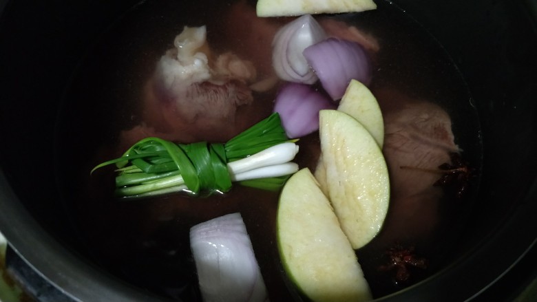 一碗让舌尖跳舞的鲜椒牛肉面,焯煮的牛肉放锅里,放苹果,葱,洋葱,八角,山奈,倒入煮牛肉的原汤(建议的可重新添加清水)加盖炖煮1小时。我用的电压力锅,不用看火