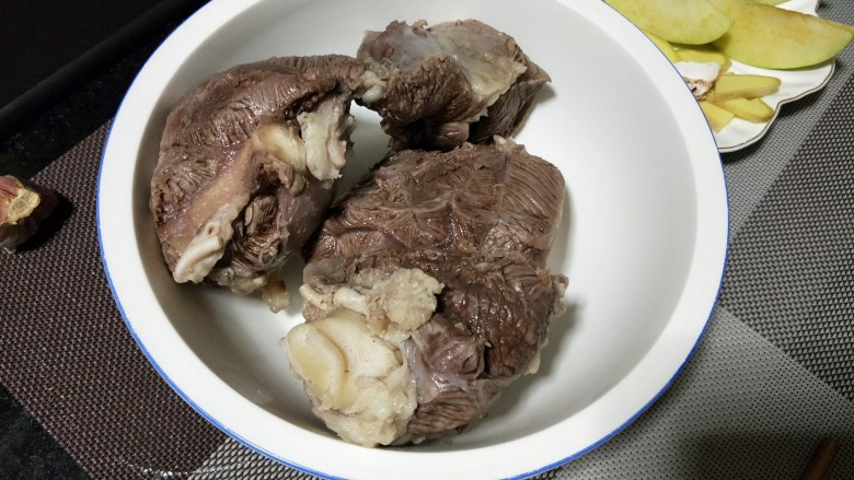 一碗让舌尖跳舞的鲜椒牛肉面,捞出流水冲洗个净,煮过牛肉的原汤捞出花椒,柠檬片,沉淀1小时,稍后再用