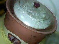 #甜味#红枣木耳汤,放入电炖盅,隔水炖煮1-2小时