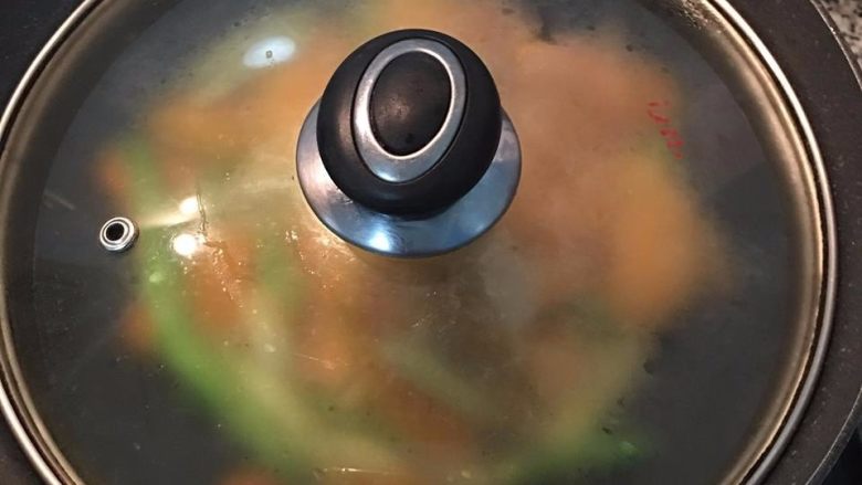#咸味#培根炒南瓜芦笋,盖锅盖闷个1分钟;