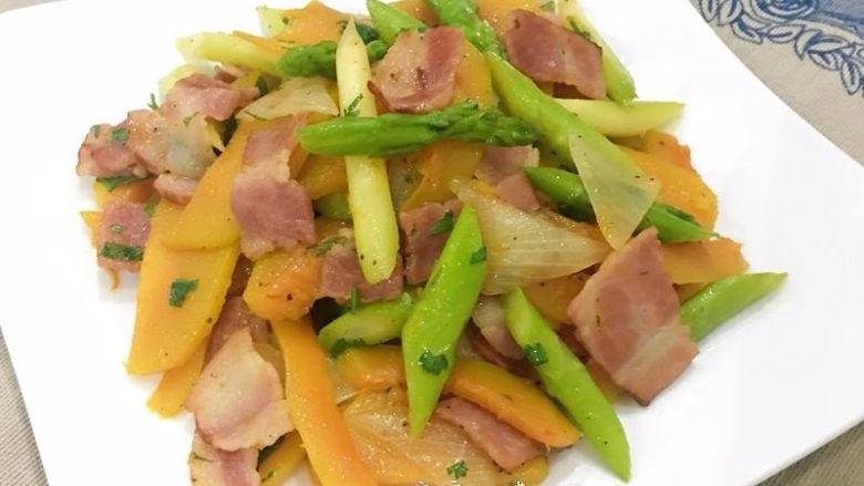 #咸味#培根炒南瓜芦笋,盛盘请享用,可以用来当主食的配菜,单吃也非常的好喔~~