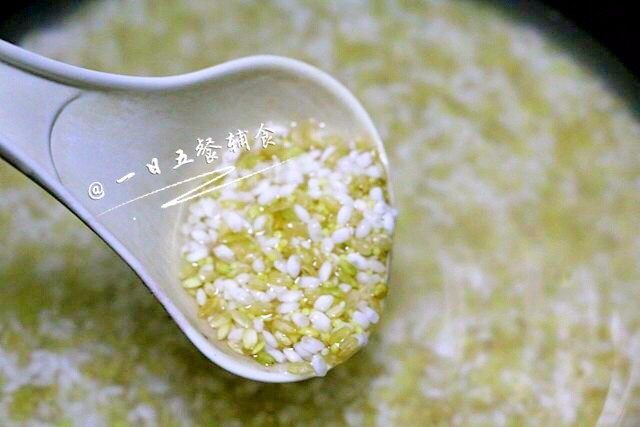 茄子饭 宝宝辅食，大米+糙米+小米+猪肉,洗好米，放电饭锅里，水要比平时少加三分之一，先泡着。
🌻小贴士：我的<a style='color:red;display:inline-block;' href='/shicai/ 492'>大米</a>是100g，<a style='color:red;display:inline-block;' href='/shicai/ 497'>糙米</a>100g，小米50g，2个人的量。