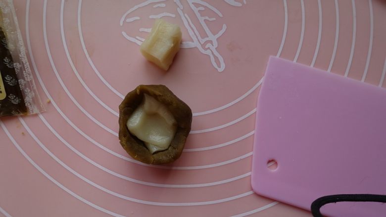 麻薯奶黄酥,麻薯分成每份约10g,奶黄每份18g,奶黄包住麻薯搓圆备用;