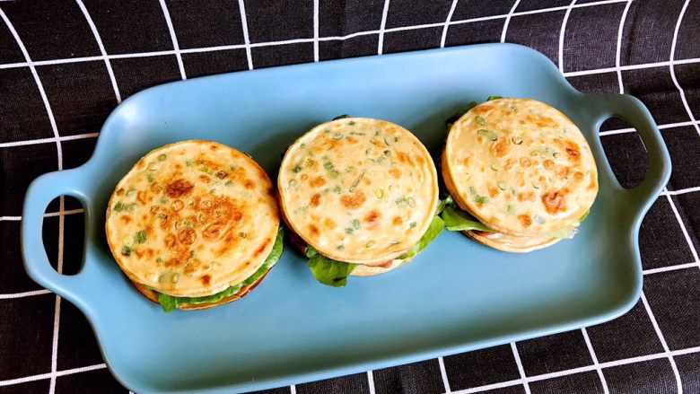 煎饼芝士汉堡,再把小锅里另外那两层煎饼铺在生菜上