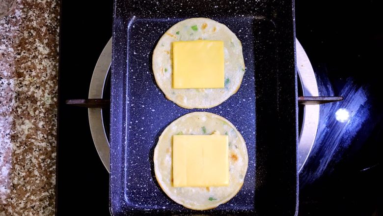 煎饼芝士汉堡,在上面铺上芝士片