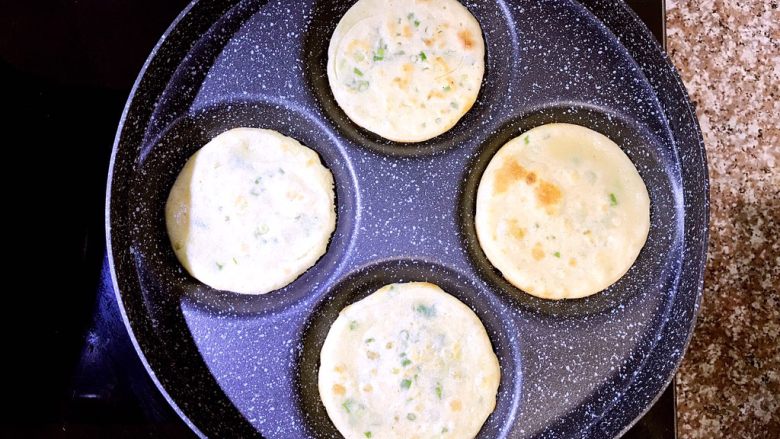 煎饼芝士汉堡,待一面成型后,立马翻面