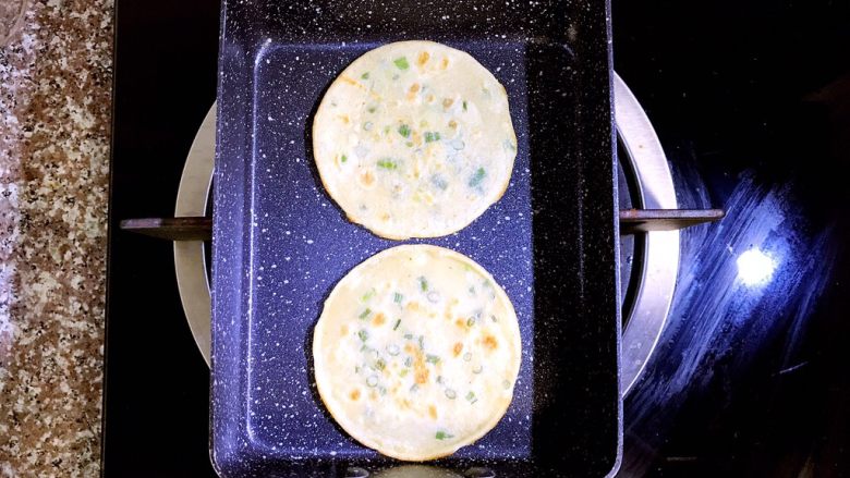 煎饼芝士汉堡,将煎好的两个饼放入小锅中,将火调至最小