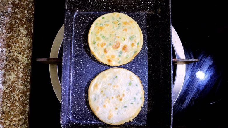 煎饼芝士汉堡,再在上面盖上一层煎饼,让锅内小火的温度将芝士融化然后将两层煎饼黏在一起