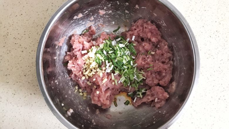#咸味#美味的猪肉荠菜高汤馄饨,搅拌至搅拌不动时,加入葱花和生<a style='color:red;display:inline-block;' href='/shicai/ 37'>姜</a>