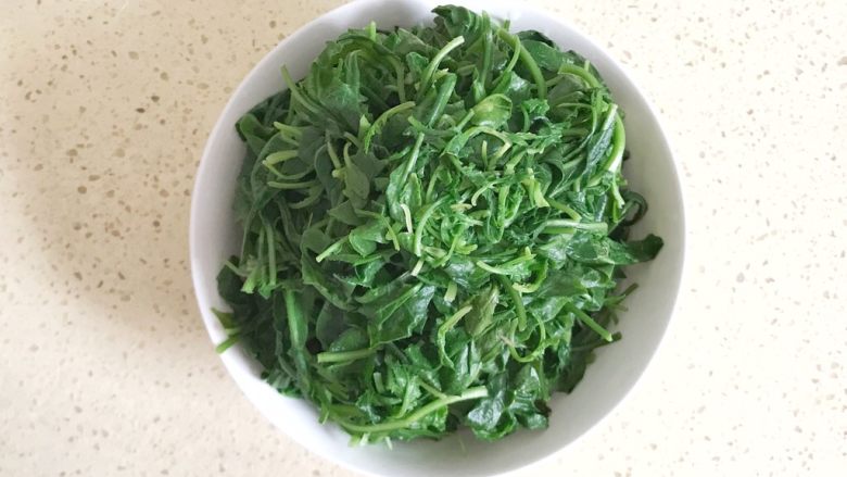 #咸味#美味的猪肉荠菜高汤馄饨,过了凉水的荠菜捞出来,放凉