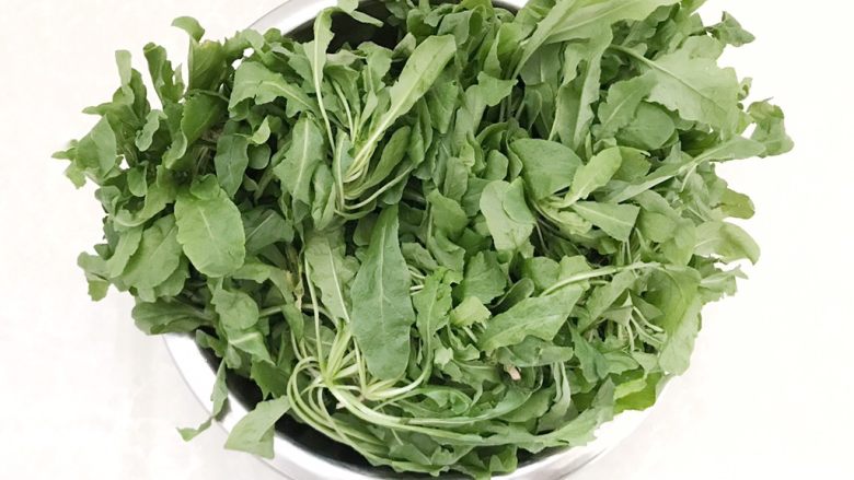 #咸味#美味的猪肉荠菜高汤馄饨,准备蔬菜:新鲜的<a style='color:red;display:inline-block;' href='/shicai/ 126'>荠菜</a>,摘洗干净,用开水烫一下