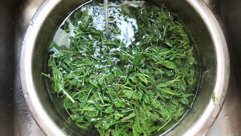 #咸味#美味的猪肉荠菜高汤馄饨,煮恹恹的荠菜捞出来,立即用凉水过一下,去掉热气