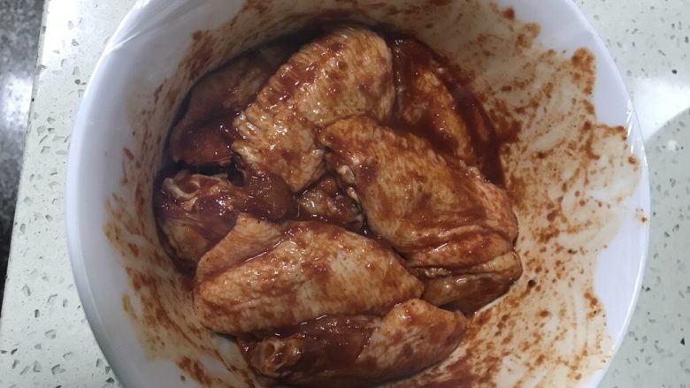 新奥尔良烤翅,保鲜膜包好放冰箱冷藏8-12小时,中间多翻拌几次可以更好的入味