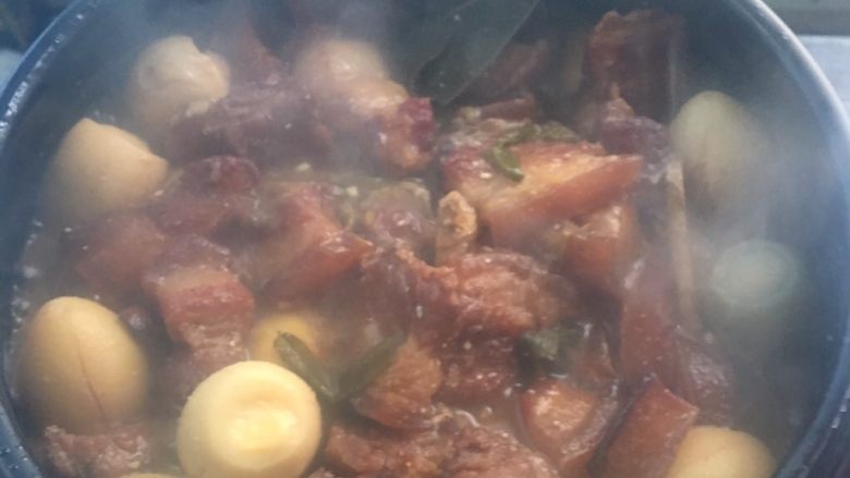 鹌鹑蛋红烧肉,倒入石锅中 焖煮半个小时左右放入鹌鹑蛋 继续焖10分钟 后大火收汁